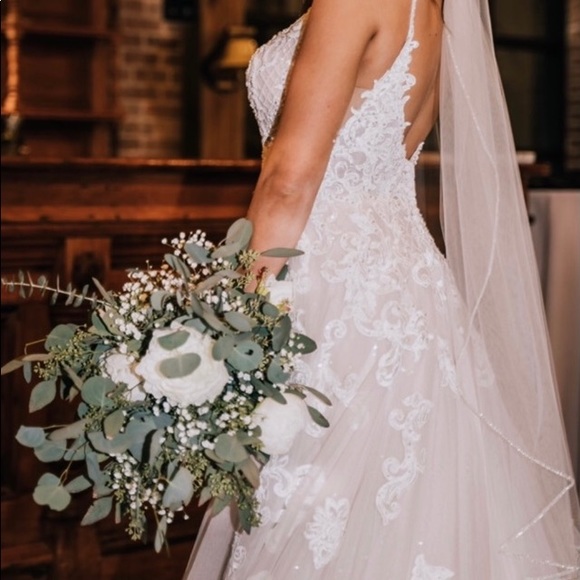 Essence of Australia wedding dress and veil - Picture 4 of 5